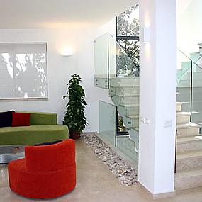 glass-staircase-walls-stand-2