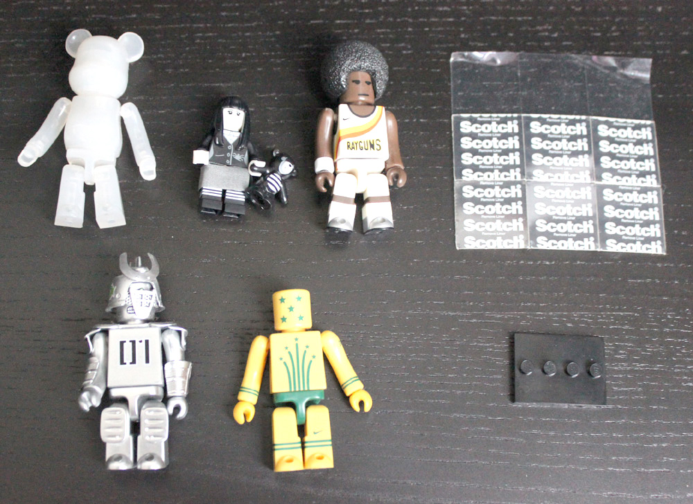 lego-figurine-phone-cable-div-10