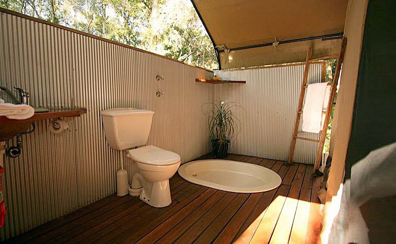 Интерьер туалетной комнаты отеля Paperbark Camp