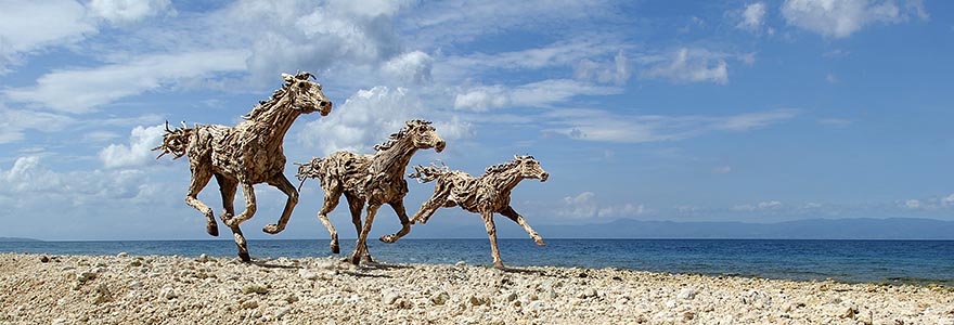 wood-horse-jame-doran-webb-1
