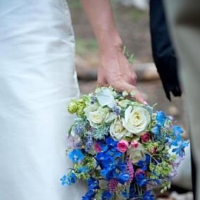 beautiful-bright-summer-wedding-bouquets-01