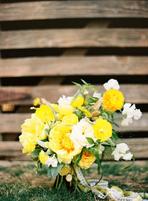 beautiful-bright-summer-wedding-bouquets-26