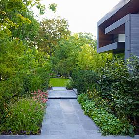 home-with-beautiful-garden-in-toronto-4