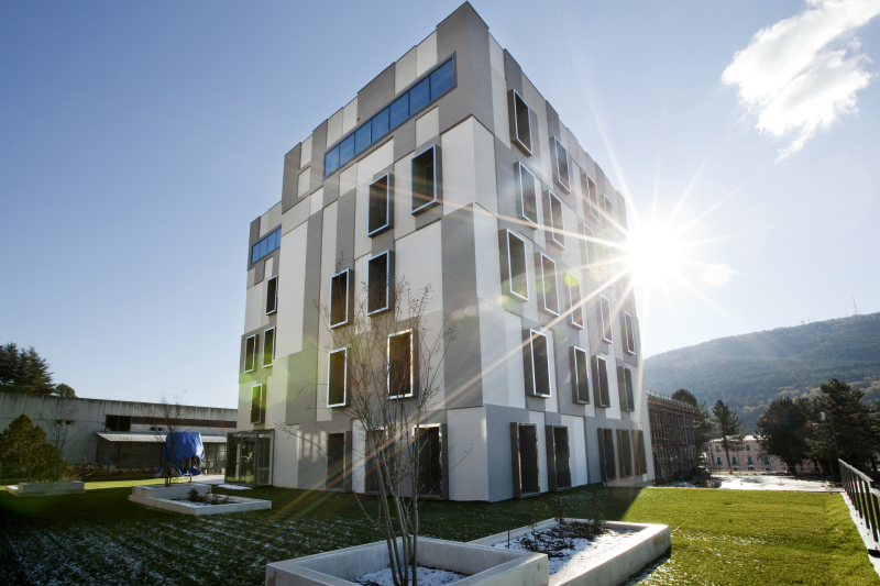 modern-geometrical-palace-in-italy-1