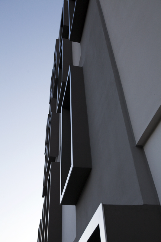 modern-geometrical-palace-in-italy-8