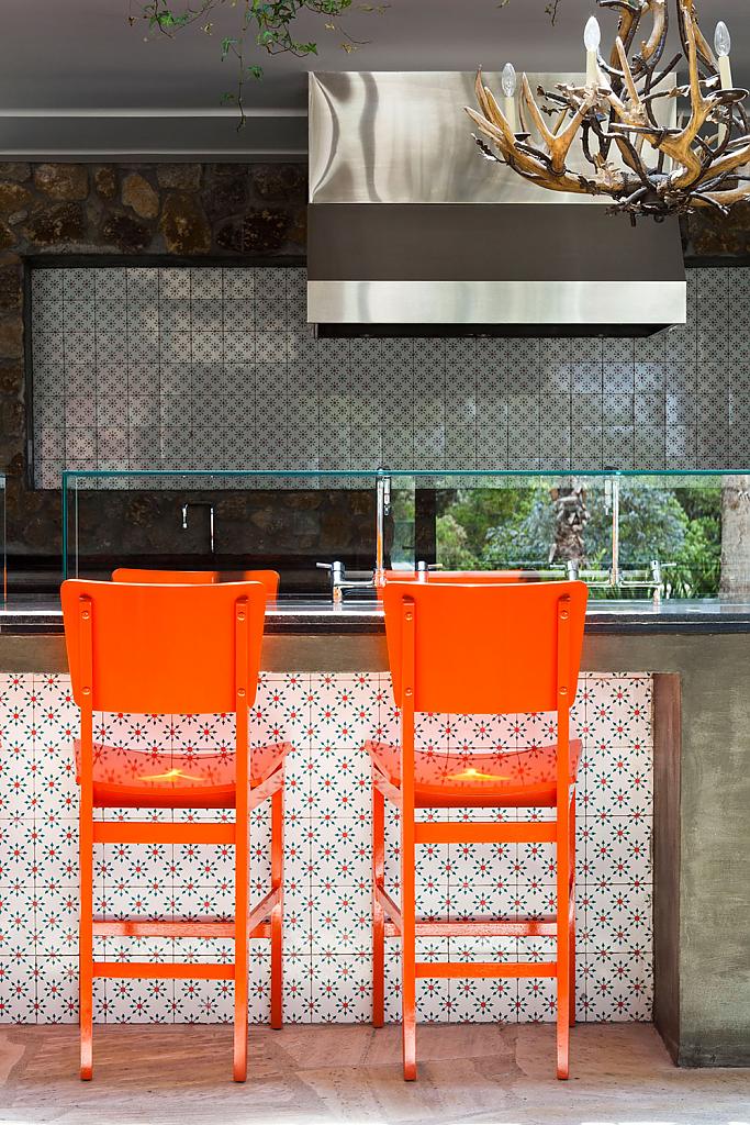 Яркие стулья на фоне черной кухни: потрясающий контраст
