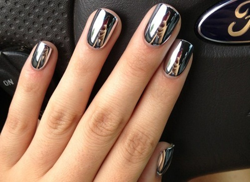 shiny-glam-wedding-nail-ideas-5