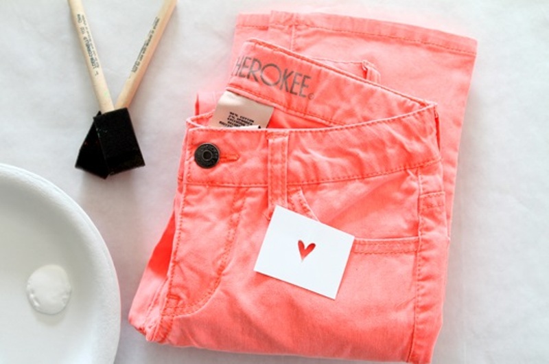 sweet-and-girly-diy-painted-heart-jeans-3
