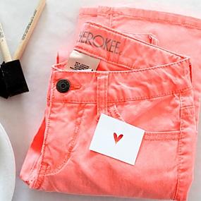 sweet-and-girly-diy-painted-heart-jeans-3