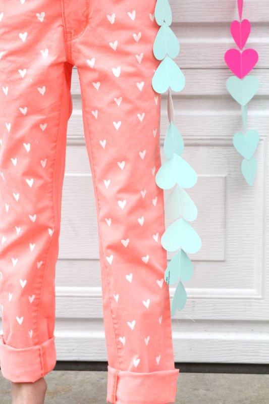 sweet-and-girly-diy-painted-heart-jeans-7