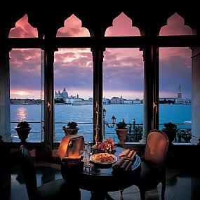 top-10-romantic-tables-for-two-on-your-honeymoon-10