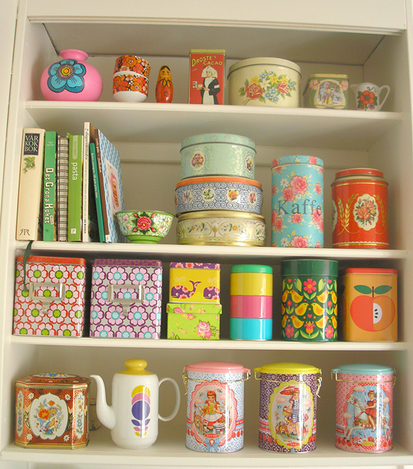 kitschy-kitchenshelves