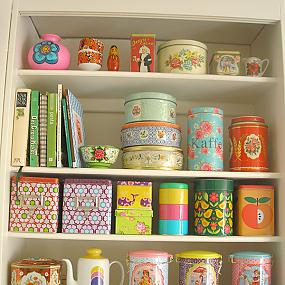 kitschy-kitchenshelves