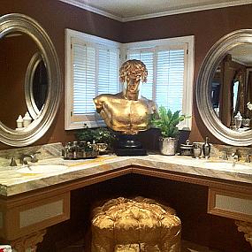 golden-bust-bathroom-decoration