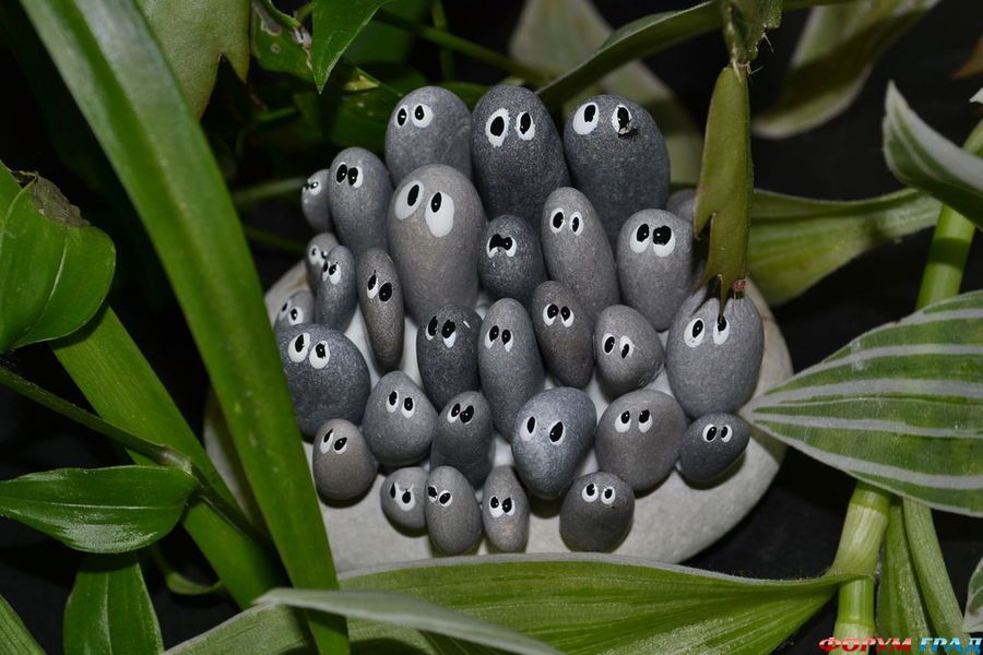 Веселая семейка из гальки