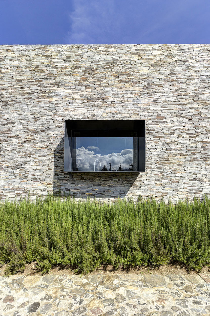 Первый этаж виллы Casa VR, сделанный из камня