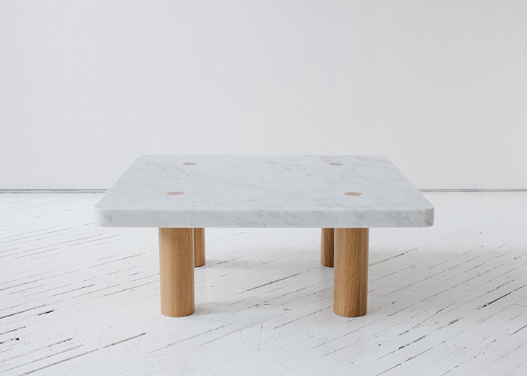 Журнальный столик с мраморной поверхностью и ножками из дерева