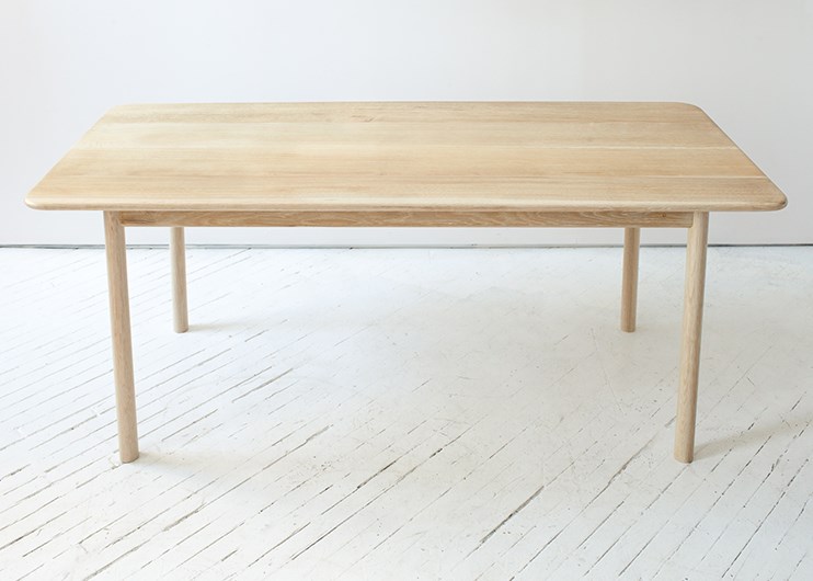Деревянный обеденный стол без лишних излишеств