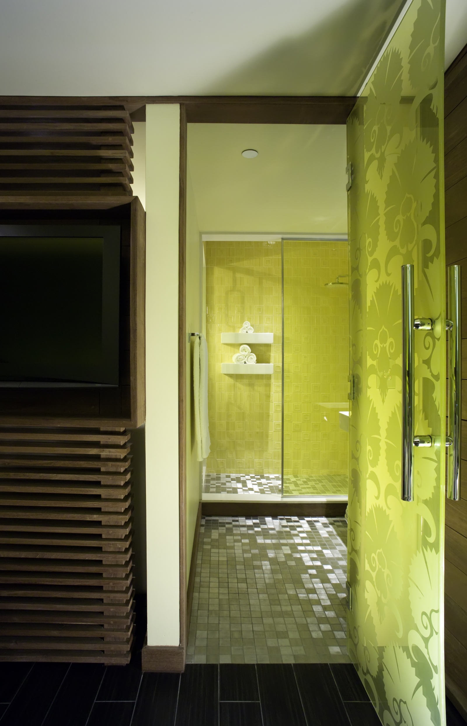 Вход в ванную в номере отеля Dream South Beach