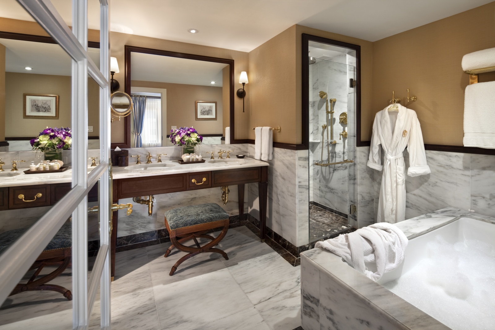 Мраморная ванная комната в отеле Plaza Athenee