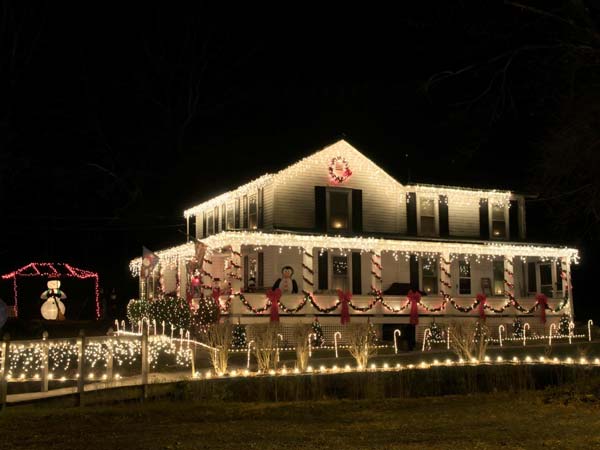 outdoor-christmas-lighting-decorations-21