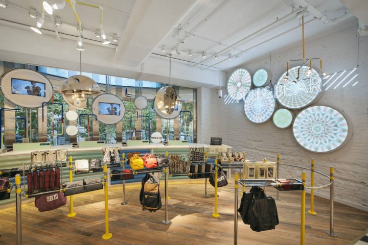 pull-and-bear-store-barcelona-spain-15
