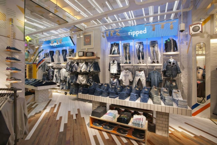 pull-and-bear-store-barcelona-spain-18