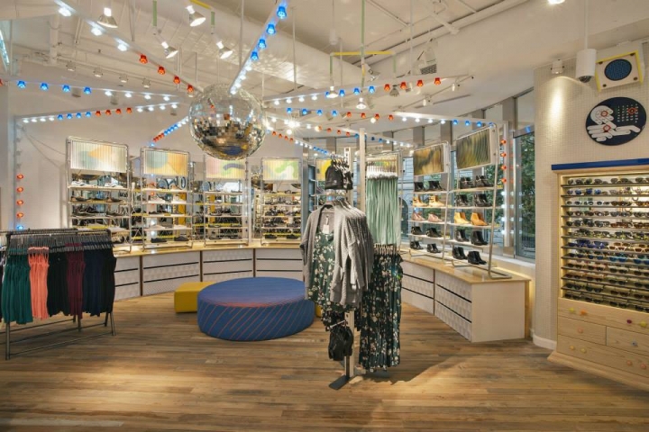 pull-and-bear-store-barcelona-spain-19