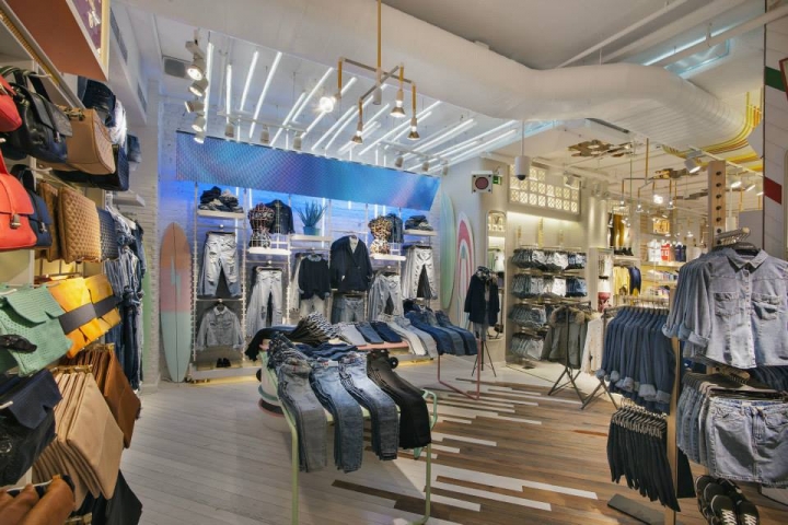 pull-and-bear-store-barcelona-spain-7
