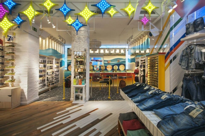 pull-and-bear-store-barcelona-spain-9