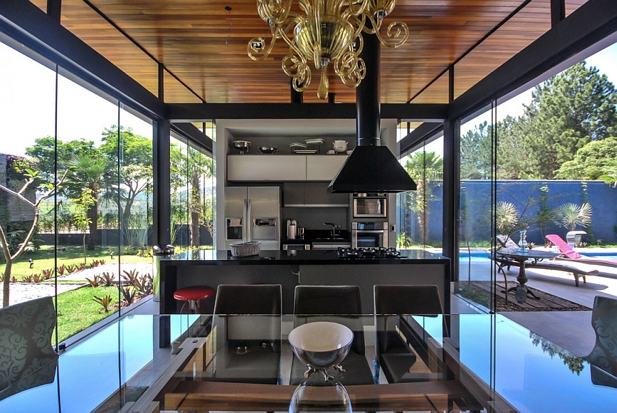 Столовую и кухонная зона с видом на изысканный ландшафтный дизайн