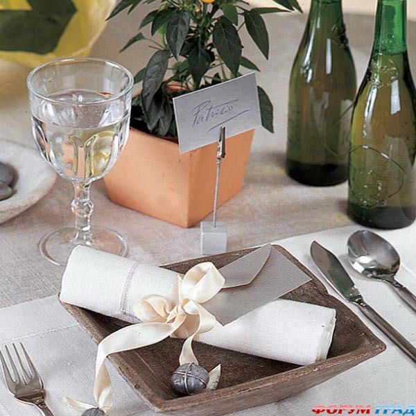 Украшаем тарелки и салфетки