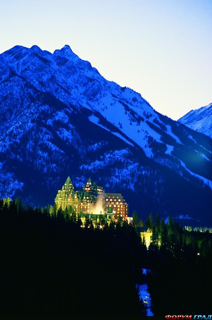 Отель Fairmont в Banff Springs ночью