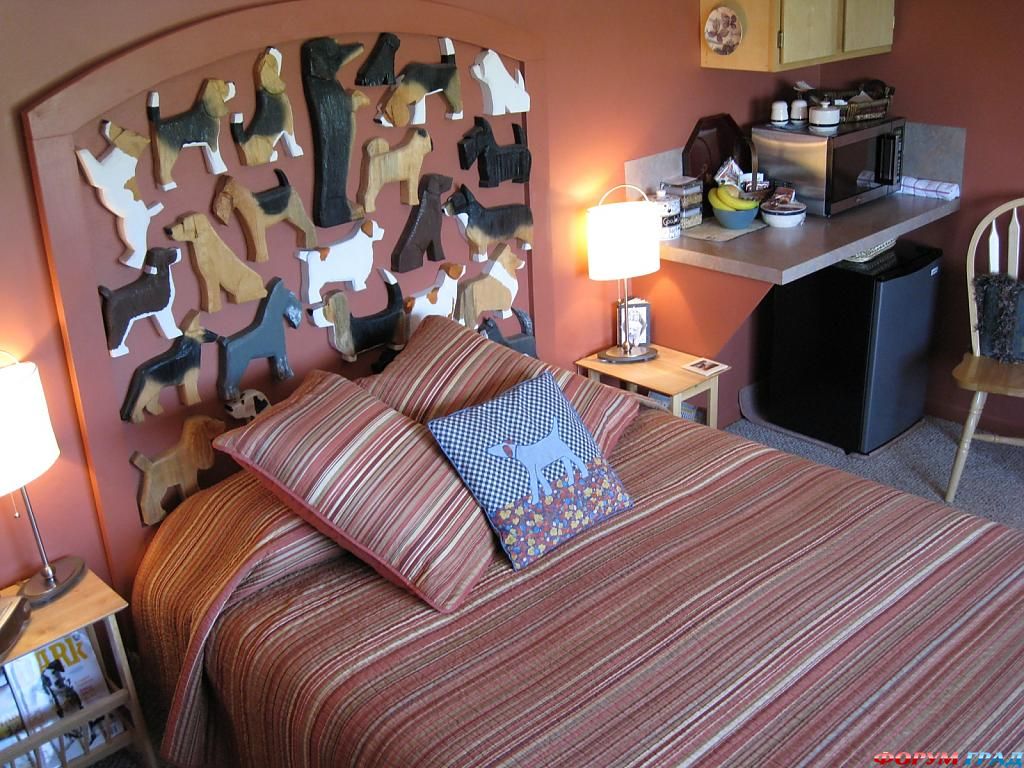 Кровать в отеле Dog Bark Park Inn
