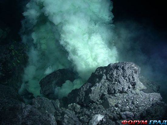 deep-sea-hydrothermal-vent-01