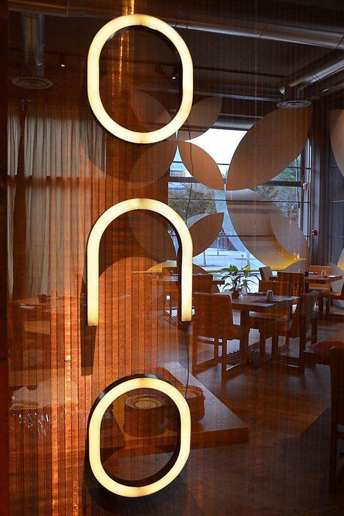 sushi-ono-restaurant-by-archiplan-studio-brescia-italy-09