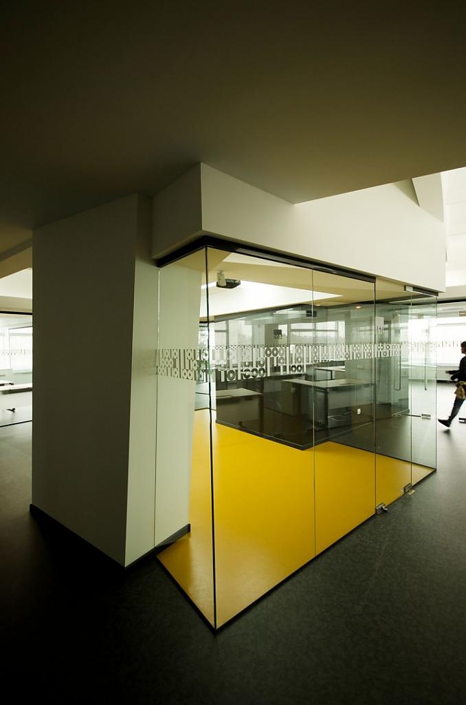 technology-company-office-by-tseh-07