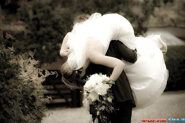 groom-carrying-bride-01 416104