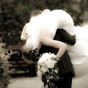 groom-carrying-bride-01 416104