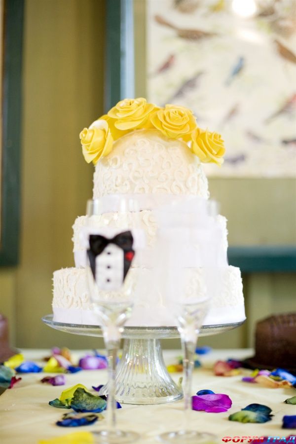 wedding-cake-yellow-roses-toasting-flutes-decorated-bride-groom-01