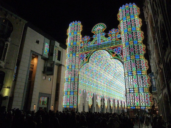 a-cathedral-made-from led-lights-04