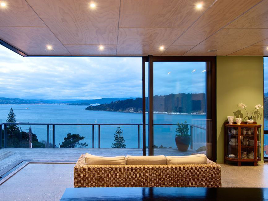 Курортный дом Hataitai на горном склоне от John Mills Architects, Новая Зеландия