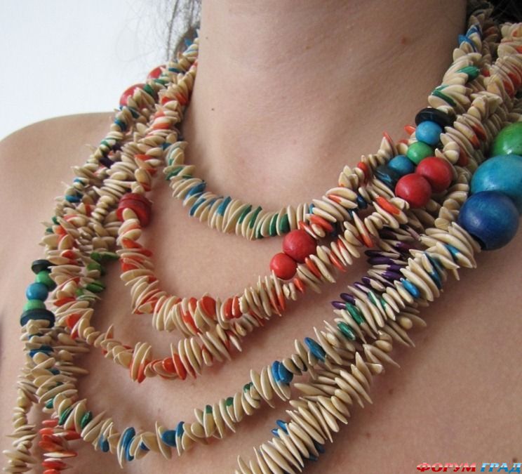 Бусы из тыквенных семечек