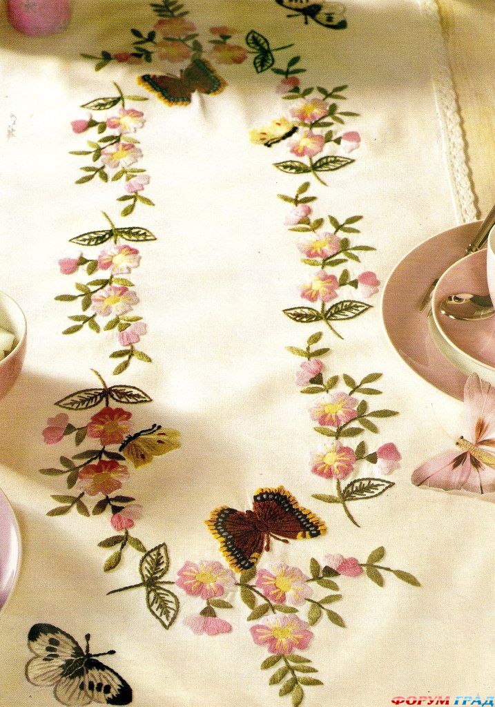 Цветочные мотивы на скатерти