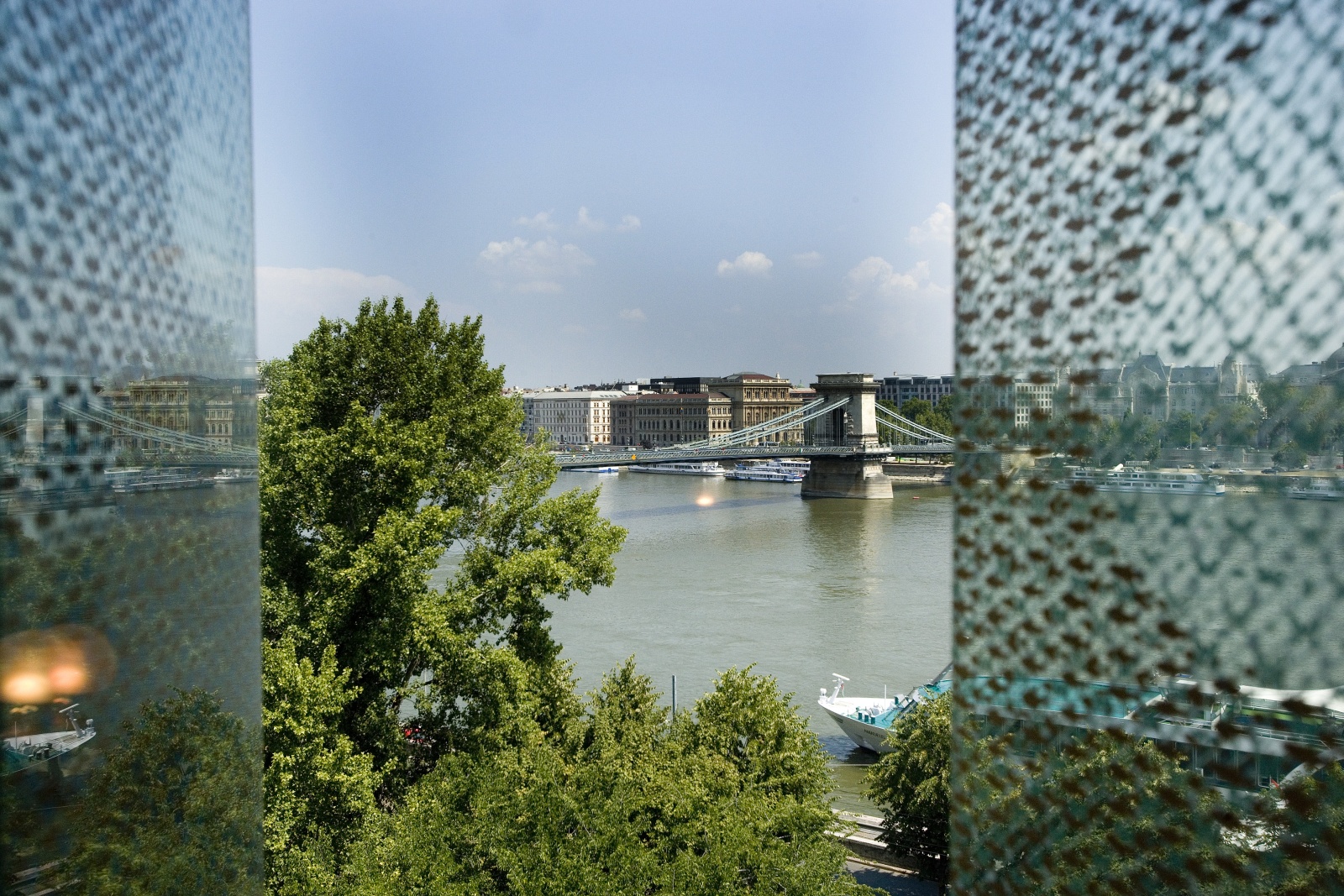 Отель Lanchid-19 из водонапорной башни рядом с Цепным мостом в Будапеште, Венгрия