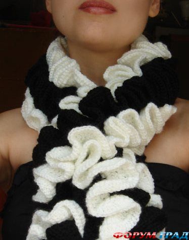 вязаный черно-белый шарф