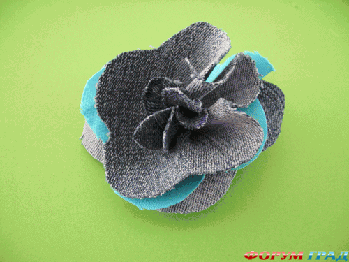 брошка из джинсы