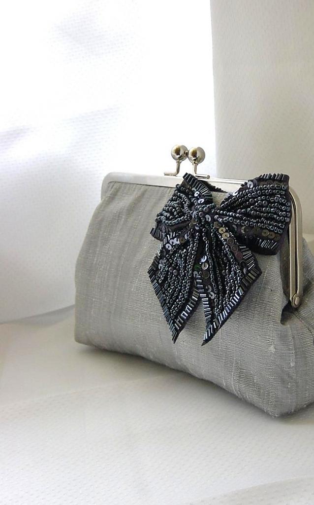 chic-bridal-clutches-for-any-taste-29