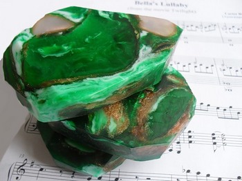 мыло камни зеленые