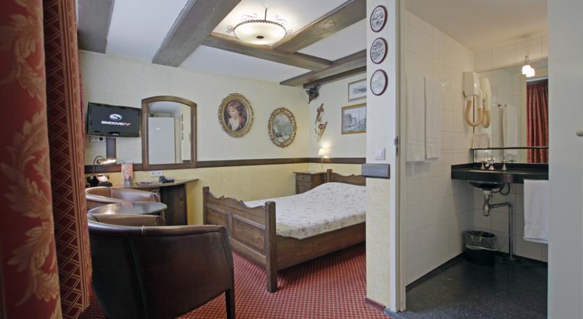a-train-hotel-07